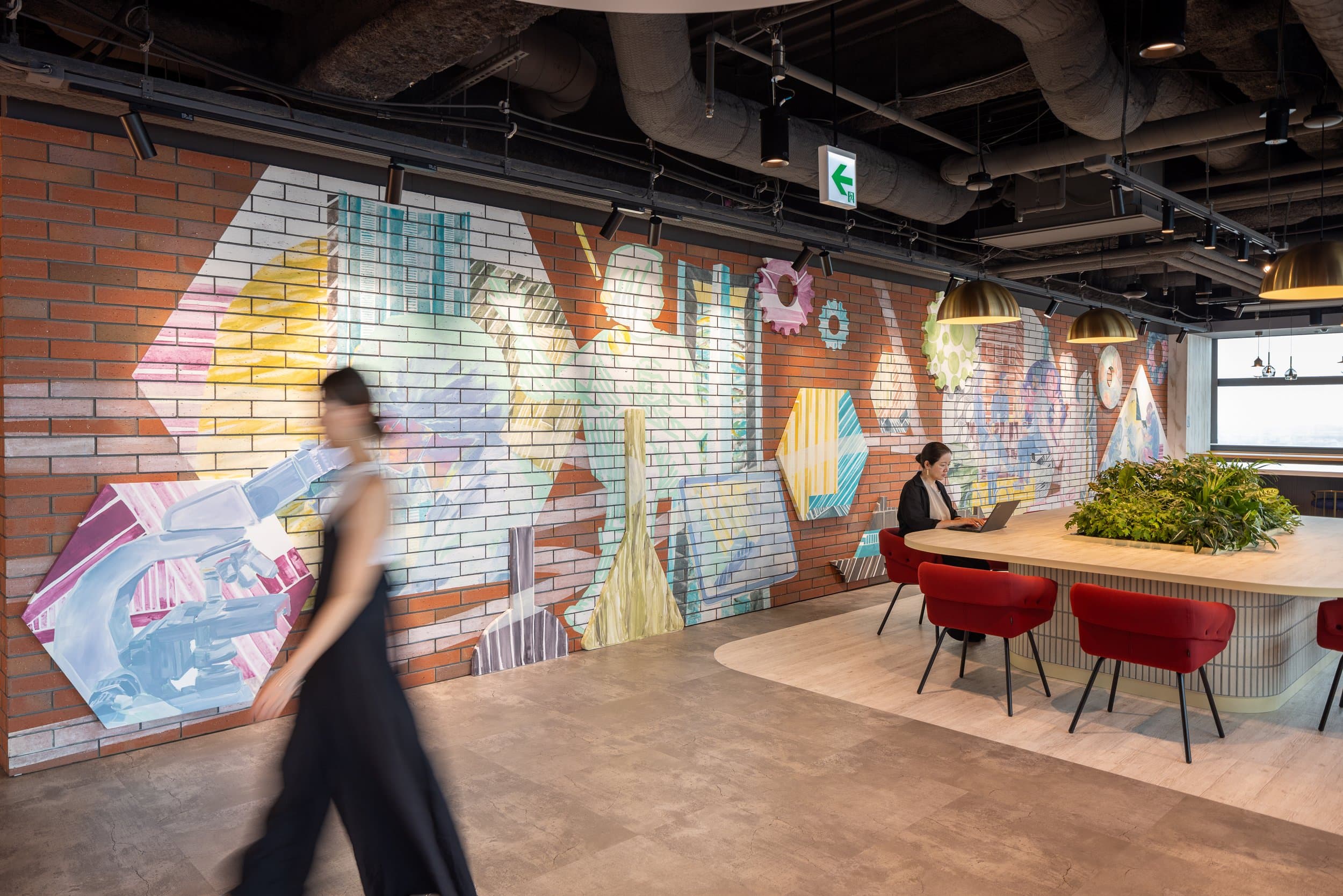 壁画のあるクリエイティブオフィス・東京