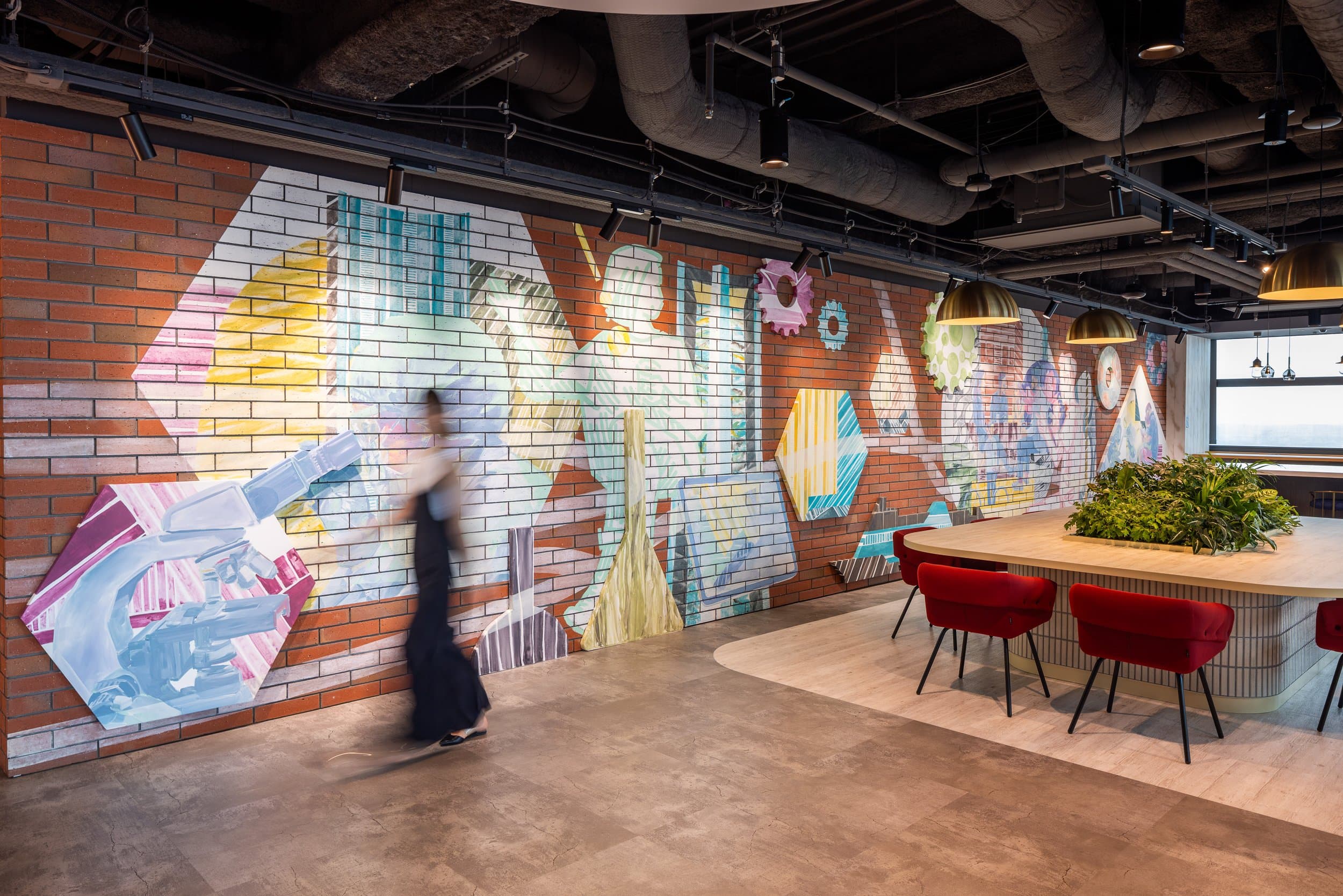 Case study: before and after photos, video - office building renovation — image 14